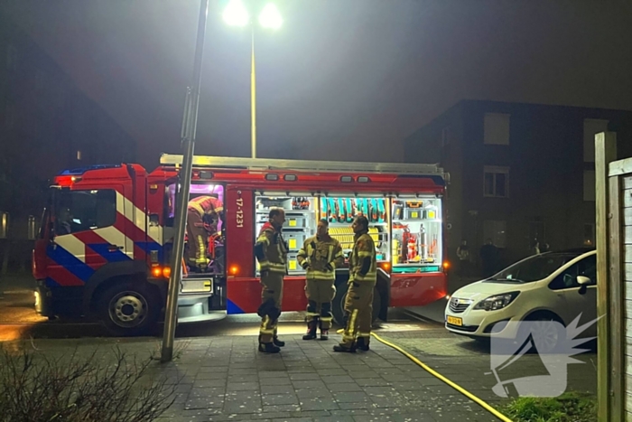 Container tegen schuur vliegt in brand