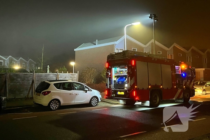 Container tegen schuur vliegt in brand