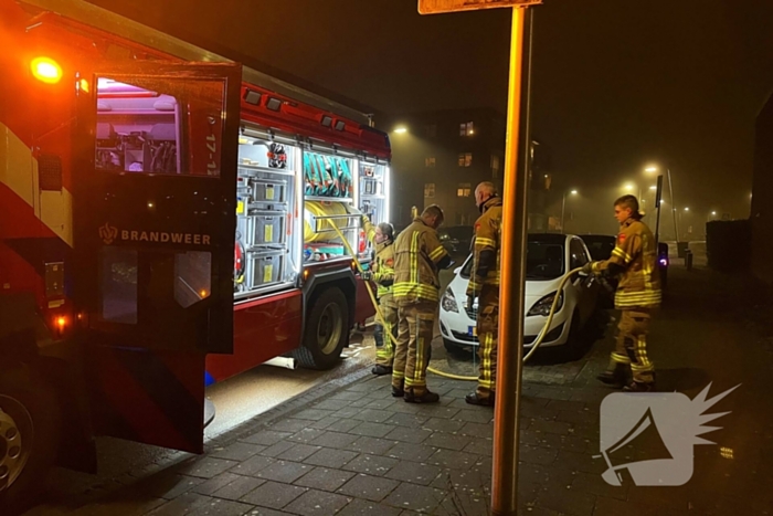 Container tegen schuur vliegt in brand