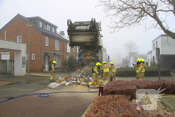 Vuilnis vat vlam in vuilniswagen