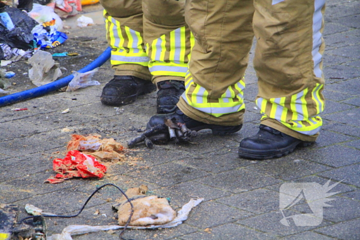 Vuilnis vat vlam in vuilniswagen