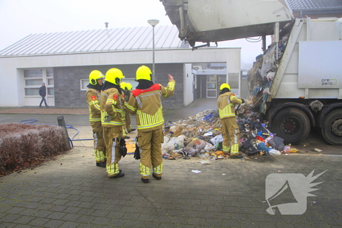 Vuilnis vat vlam in vuilniswagen