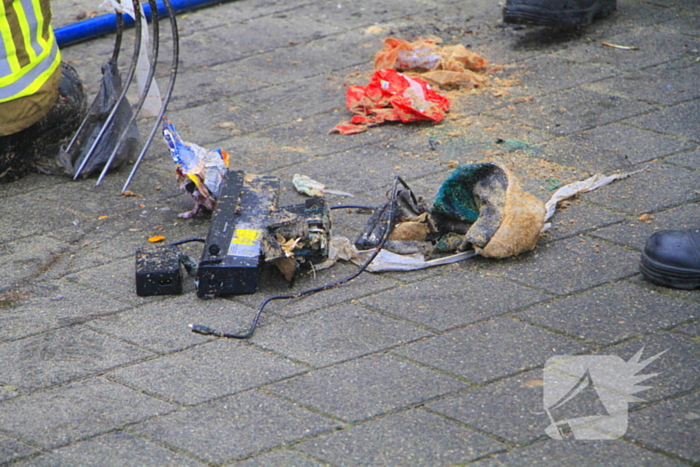 Vuilnis vat vlam in vuilniswagen