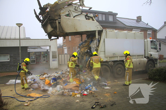 Vuilnis vat vlam in vuilniswagen