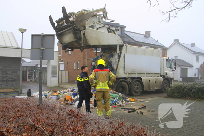 Vuilnis vat vlam in vuilniswagen