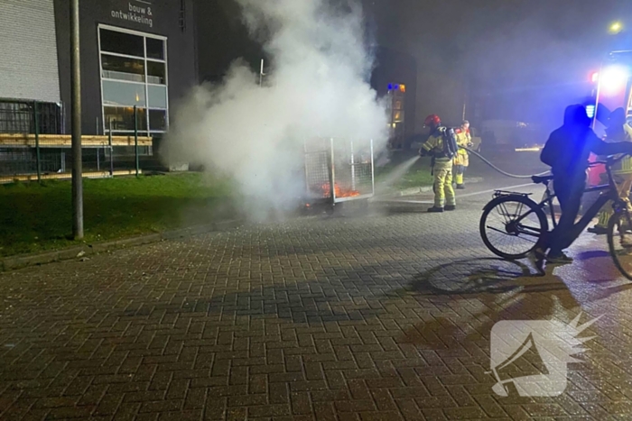 Brandweer blust brand in container