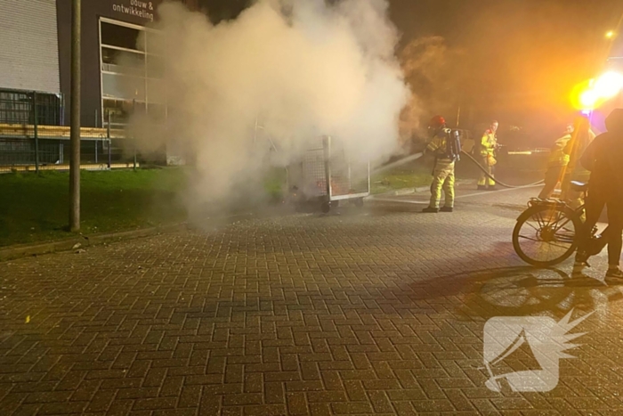 Brandweer blust brand in container
