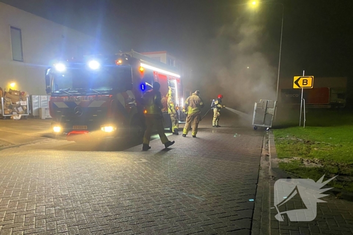 Brandweer blust brand in container