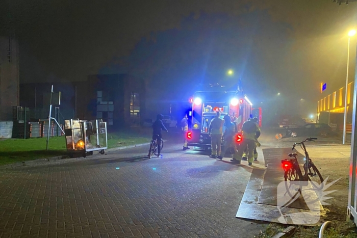 Brandweer blust brand in container