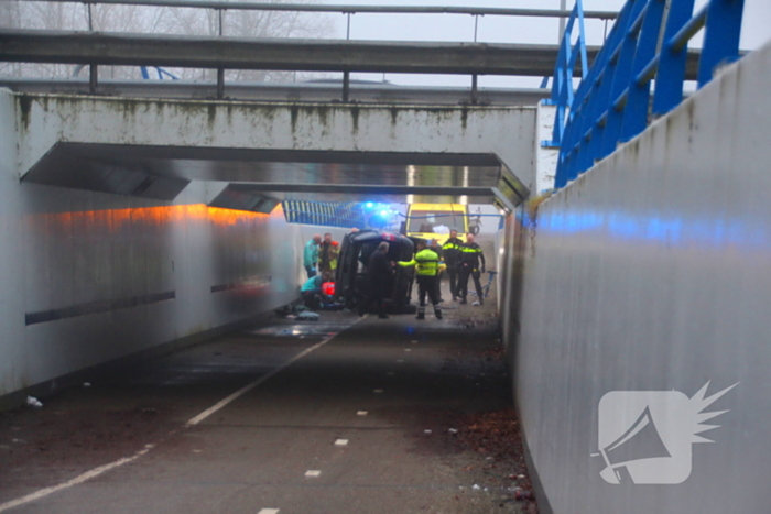 Auto valt van viaduct af en belandt op fietspad