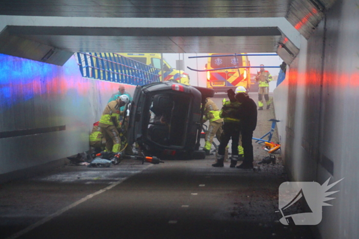 Auto valt van viaduct af en belandt op fietspad
