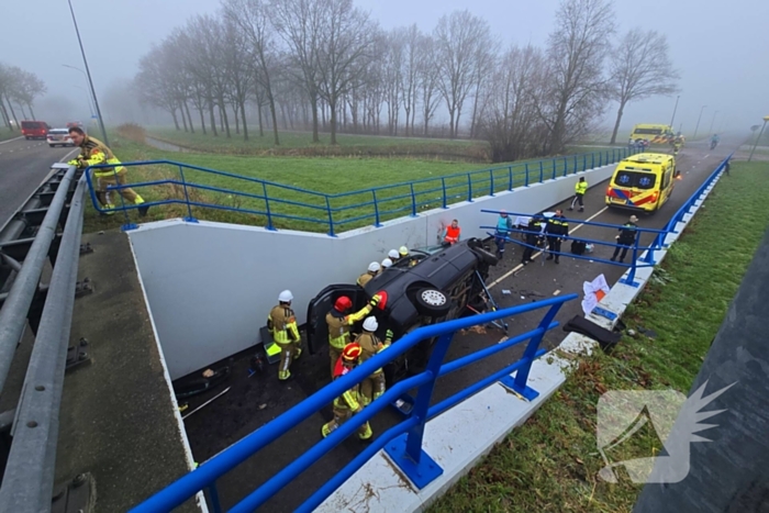 Auto valt van viaduct af en belandt op fietspad