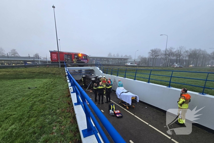 Auto valt van viaduct af en belandt op fietspad