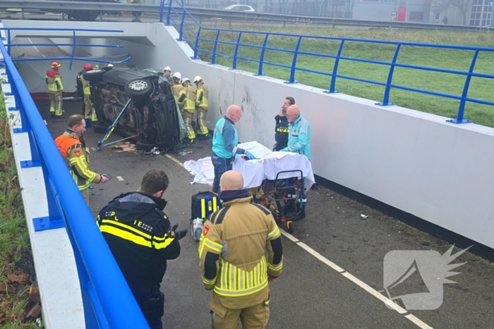 Auto valt van viaduct af en belandt op fietspad