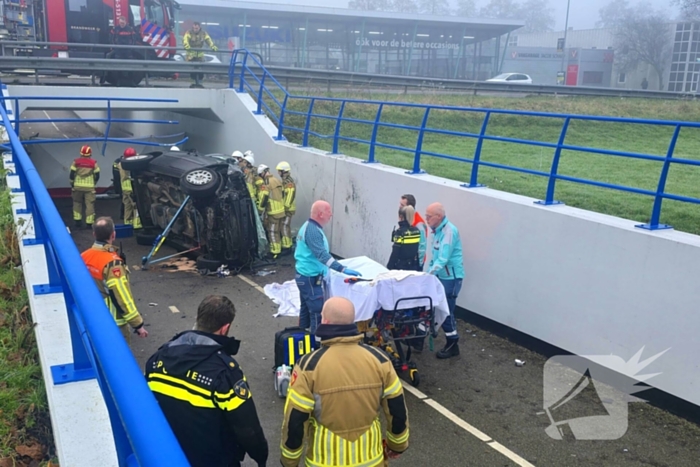 Auto valt van viaduct af en belandt op fietspad