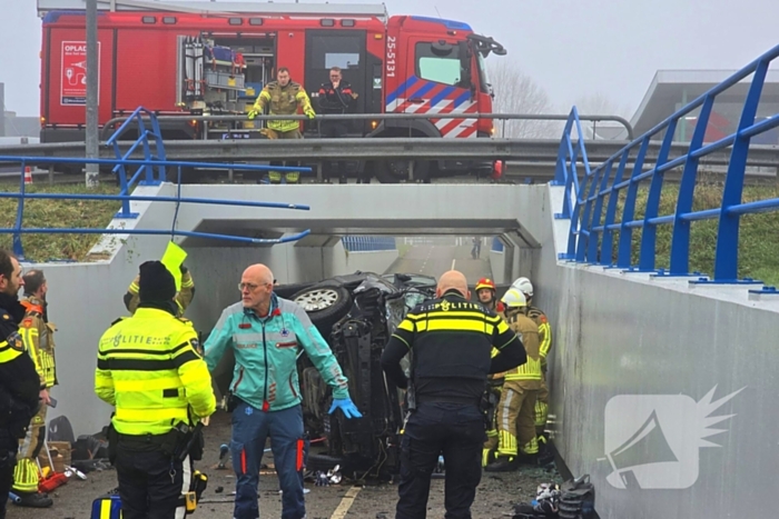 Auto valt van viaduct af en belandt op fietspad