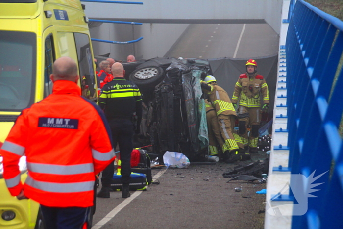 Auto valt van viaduct af en belandt op fietspad