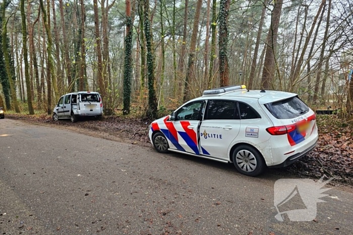 Auto rijdt lantaarnpaal uit grond en knalt tegen boom