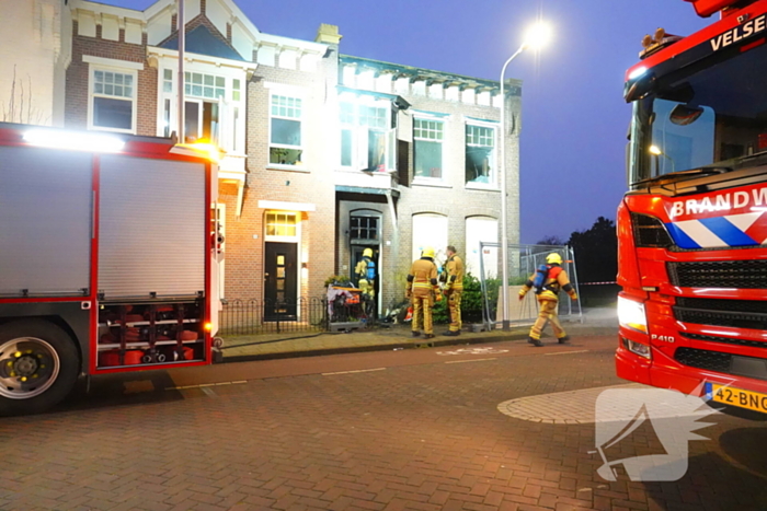 Woningbrand laait opnieuw op