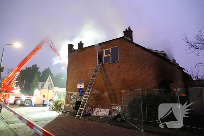 Woningbrand laait opnieuw op