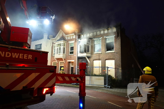 Woningbrand laait opnieuw op