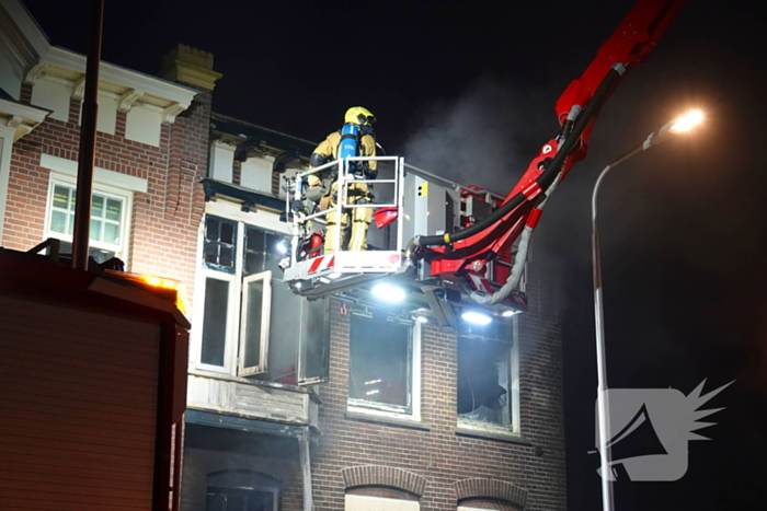 Woningbrand laait opnieuw op