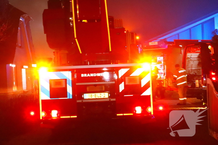 Schoorsteenbrand bij woning met rietendak