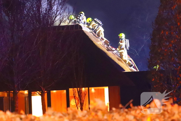 Schoorsteenbrand bij woning met rietendak