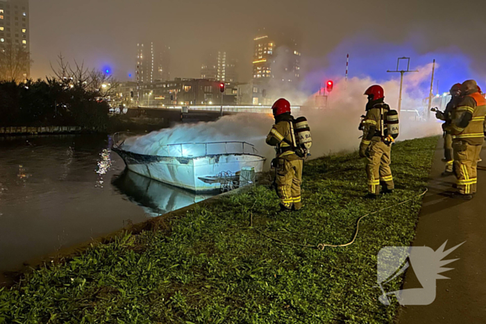 Plezierboot brandt uit op water