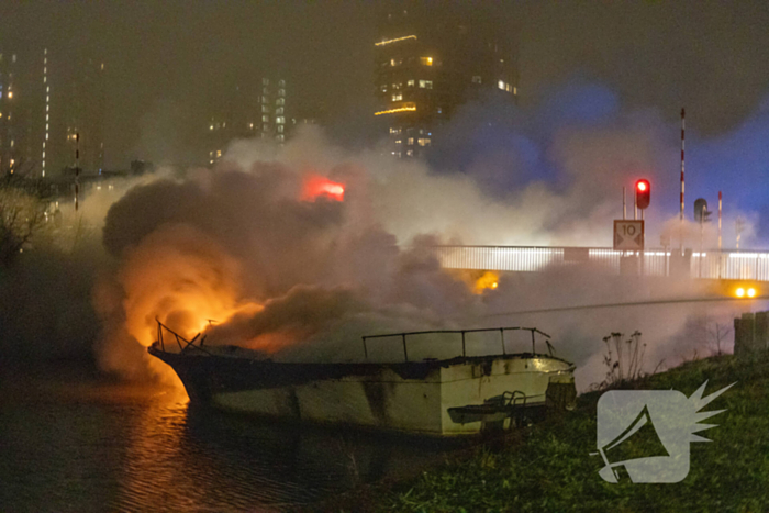 Plezierboot brandt uit op water