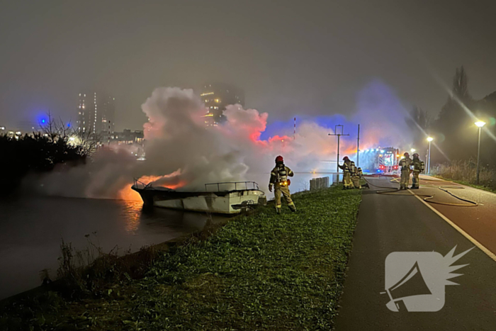 Plezierboot brandt uit op water