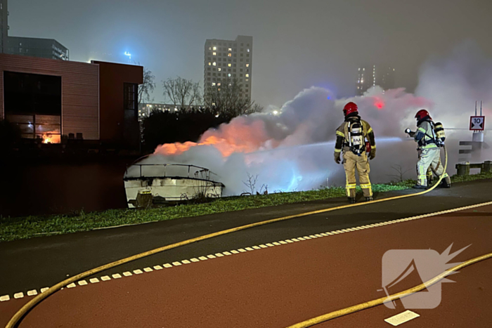 Plezierboot brandt uit op water