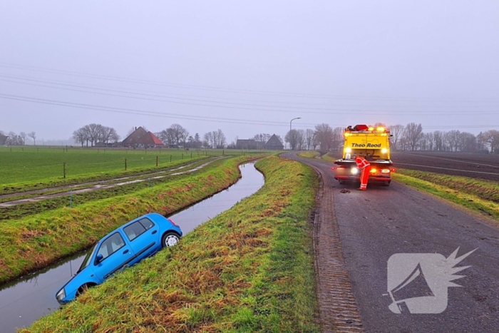Auto te water door modderig wegdek