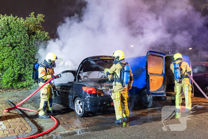 Twee voertuigen verwoest door nachtelijke autobrand