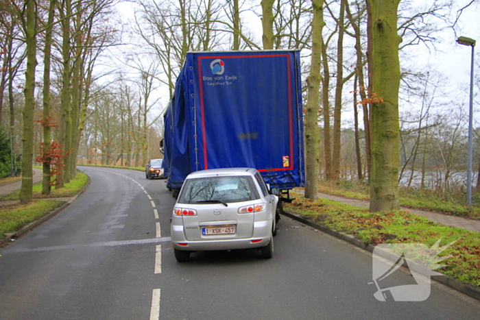 Automobilist knalt achterop vrachtwagen en raakt gewond