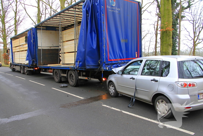 Automobilist knalt achterop vrachtwagen en raakt gewond