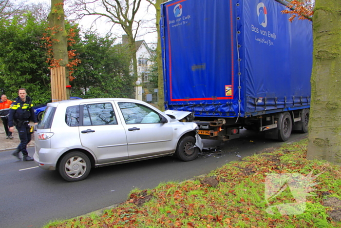 Automobilist knalt achterop vrachtwagen en raakt gewond