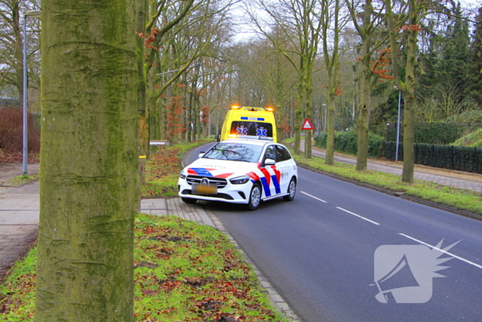 Automobilist knalt achterop vrachtwagen en raakt gewond