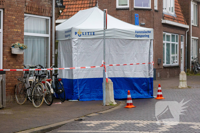 Witte politietent in de straat na aantreffen dode man
