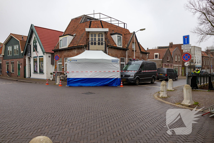 Witte politietent in de straat na aantreffen dode man