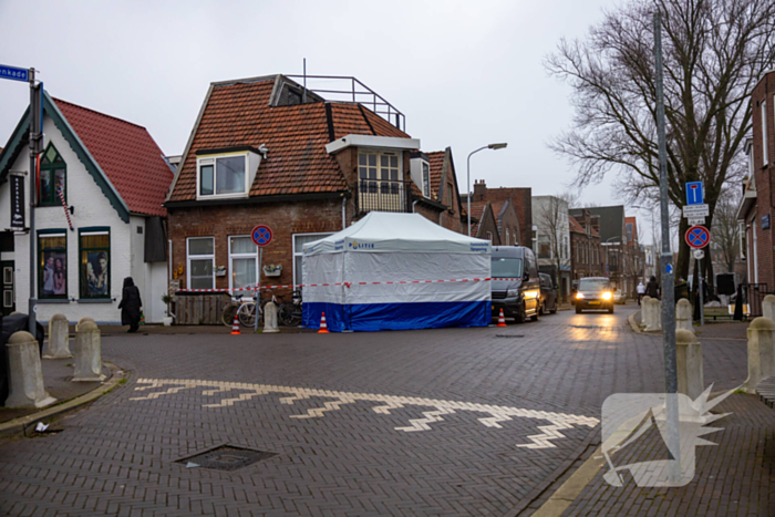 Witte politietent in de straat na aantreffen dode man