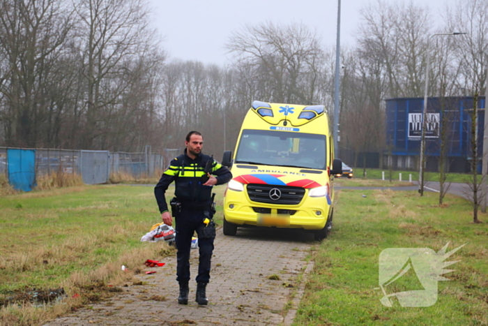 Automobilist verliest macht over stuur en belandt over de kop tegen hekwerk