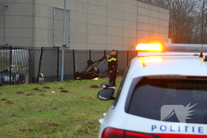 Automobilist verliest macht over stuur en belandt over de kop tegen hekwerk
