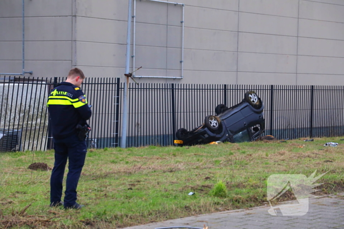 Automobilist verliest macht over stuur en belandt over de kop tegen hekwerk
