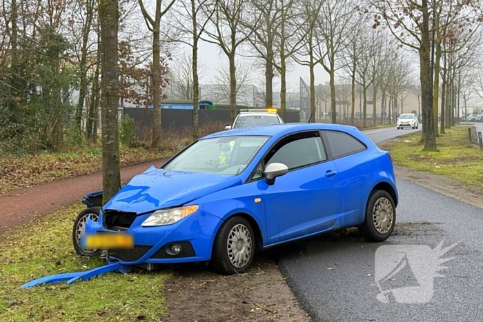 Auto knalt tegen boom in bocht
