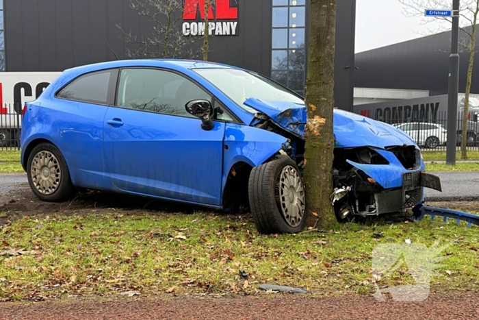 Auto knalt tegen boom in bocht