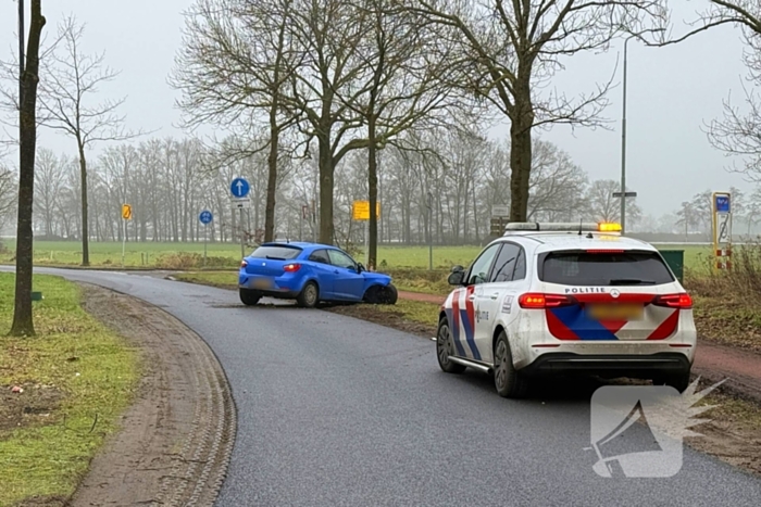 Auto knalt tegen boom in bocht
