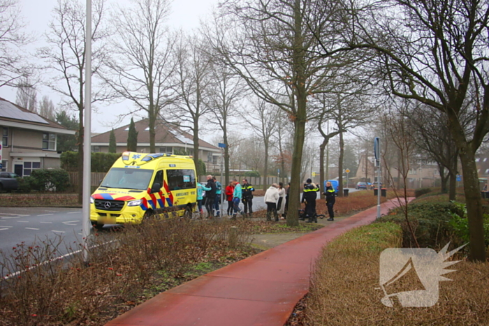 Overstekende fietser geschept door auto