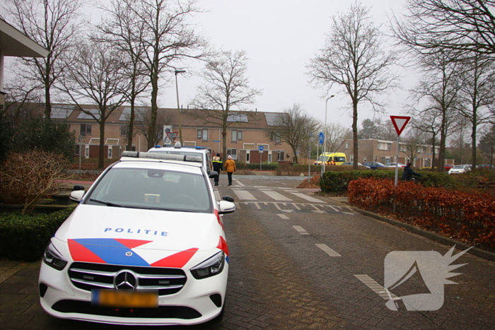 Overstekende fietser geschept door auto