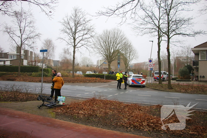 Overstekende fietser geschept door auto